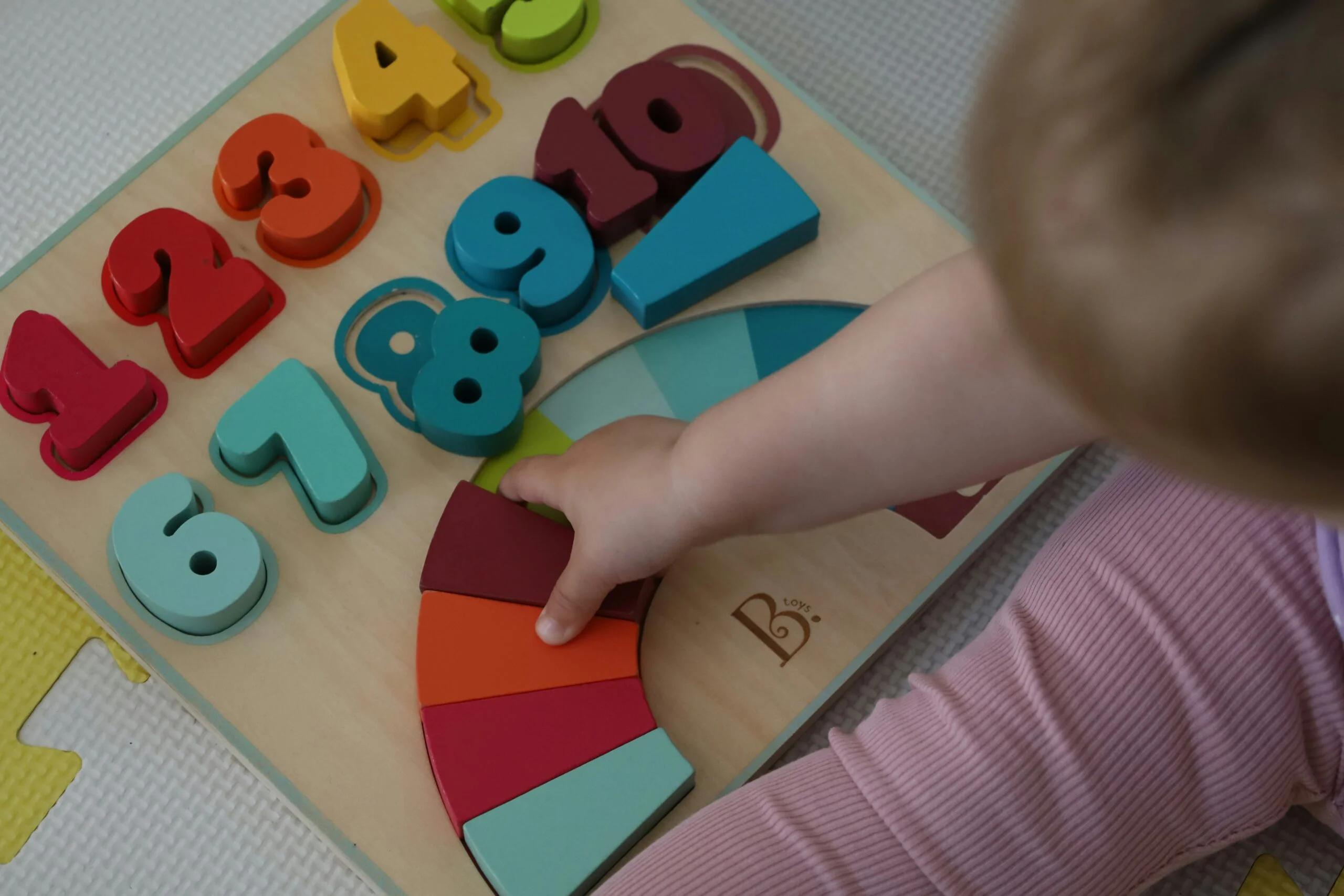 houten speelgoed Kinderen op Montessori leertorens in de keuken